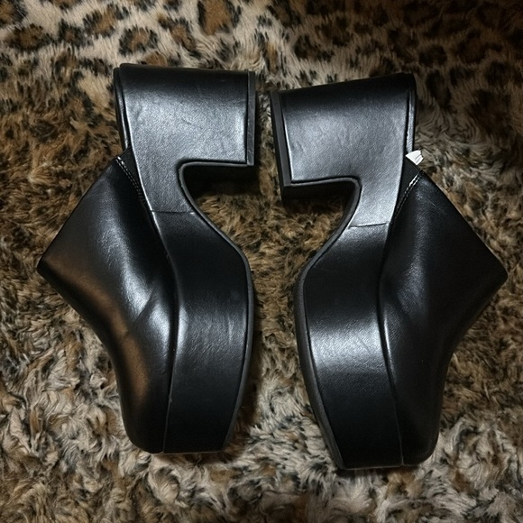 Heels - Picture 4 of 6